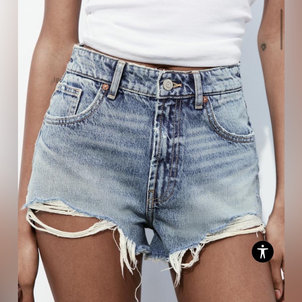 Zara High Waisted Ripped Curved Denim Shorts in Size US Women’s 6 (BNWT)